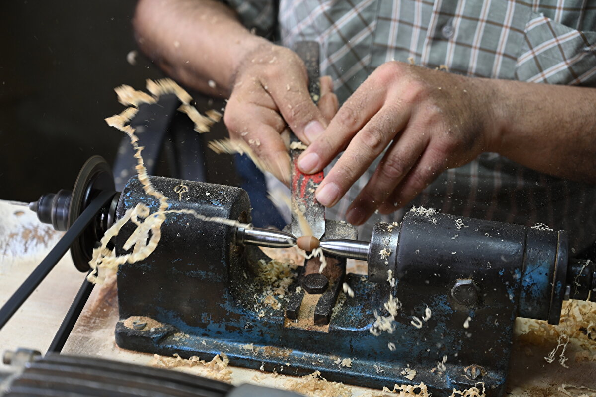“Çırak bulmakta zorlanyoruz”<br><br>Tespihin coğrafi işaret belgesi almasına sevindiğini belirten Üstünel, "Coğrafi işaret belgesinin, bizim için daha iyi olacağını, tespihimizin tanıtımına daha fazla katkı sağlayacağını umuyoruz. Tespihlerimizi internet üzerinden Türkiye'nin her bölgesine satıyoruz. Her bölgeden oldukça fazla talep alıyoruz." diye konuştu.