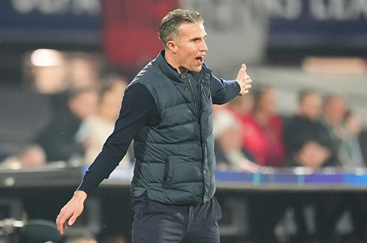 Bir dönem Fenerbahçe'de de forma giyen ve Feyenoord'un teknik direktörlüğünü yapan Robin van Persie'nin sarı lacivertli takımda Polonyalı orta saha oyuncusu Sebastian Szymanski'yi kadrosunda görmek istediği iddia edildi.<br>