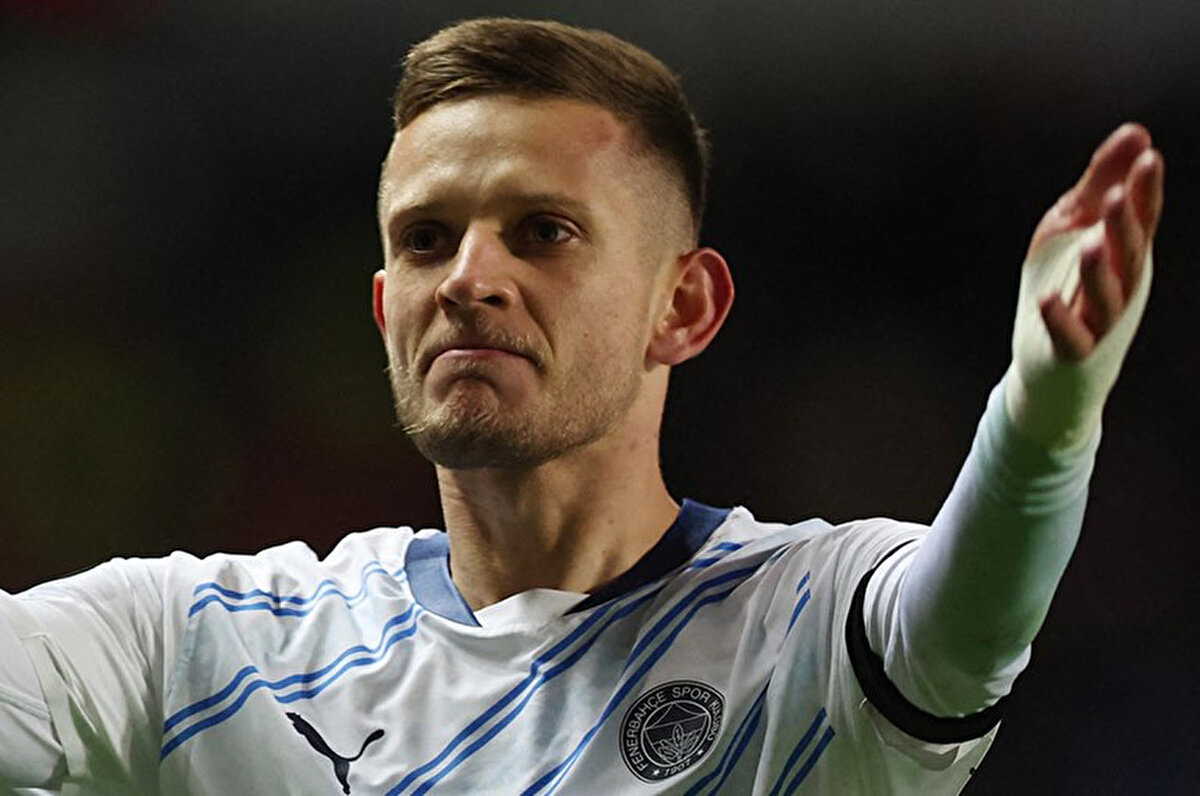 Fenerbahçe'de bu sezon 51 maçta forma giyse de geçen yılki performansından uzak olan Szymanski, 2022-2023 sezonunda formasını giydiği Feyenoord'da olumlu bir iz bırakmıştı.<br>