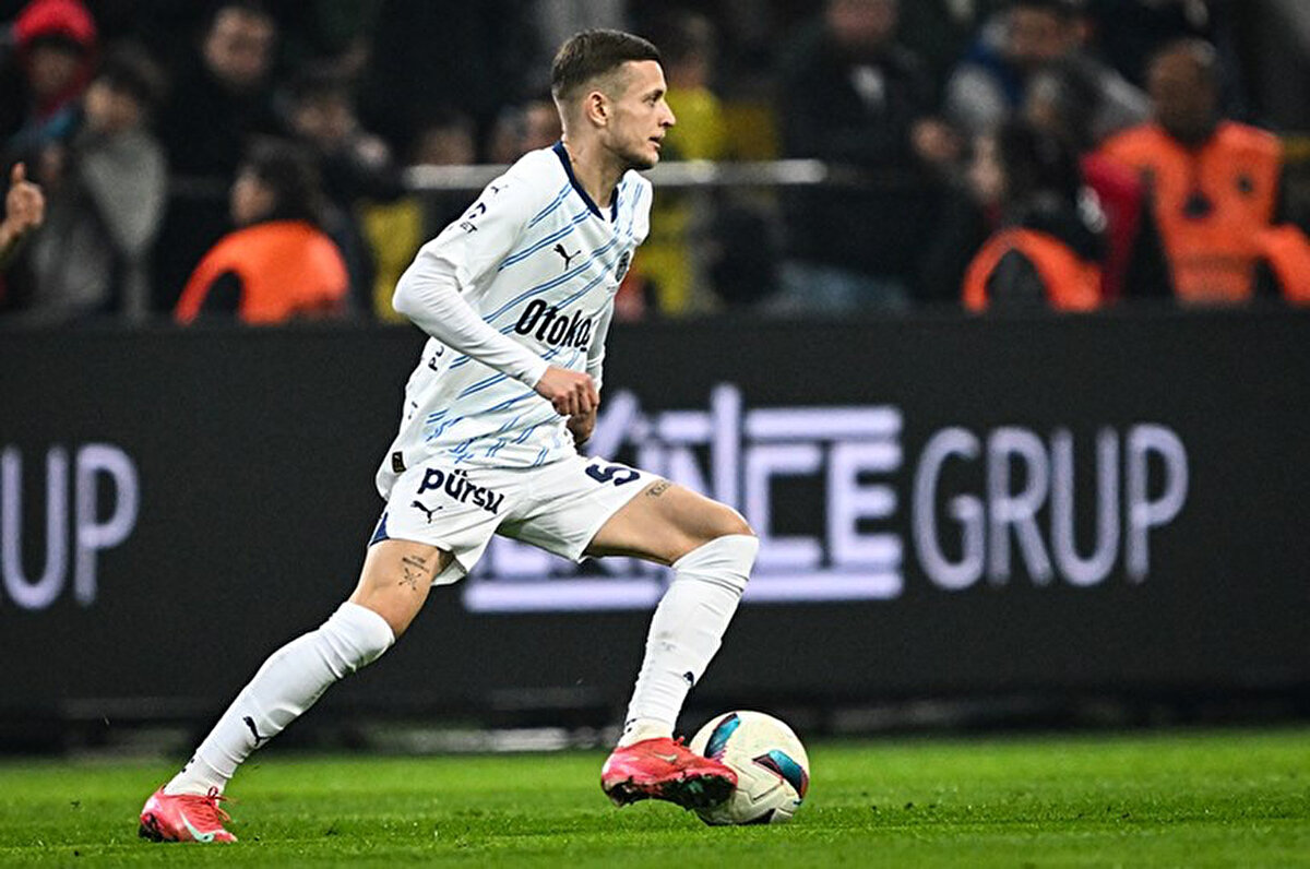 Haberde detayında Feyenoord'un, orta sahasında görev yapan Jakub Moder'in yanına bir Polonyalı daha monte etmek istediği ve bu ismin Szymanski olduğu ileri sürüldü.<br>