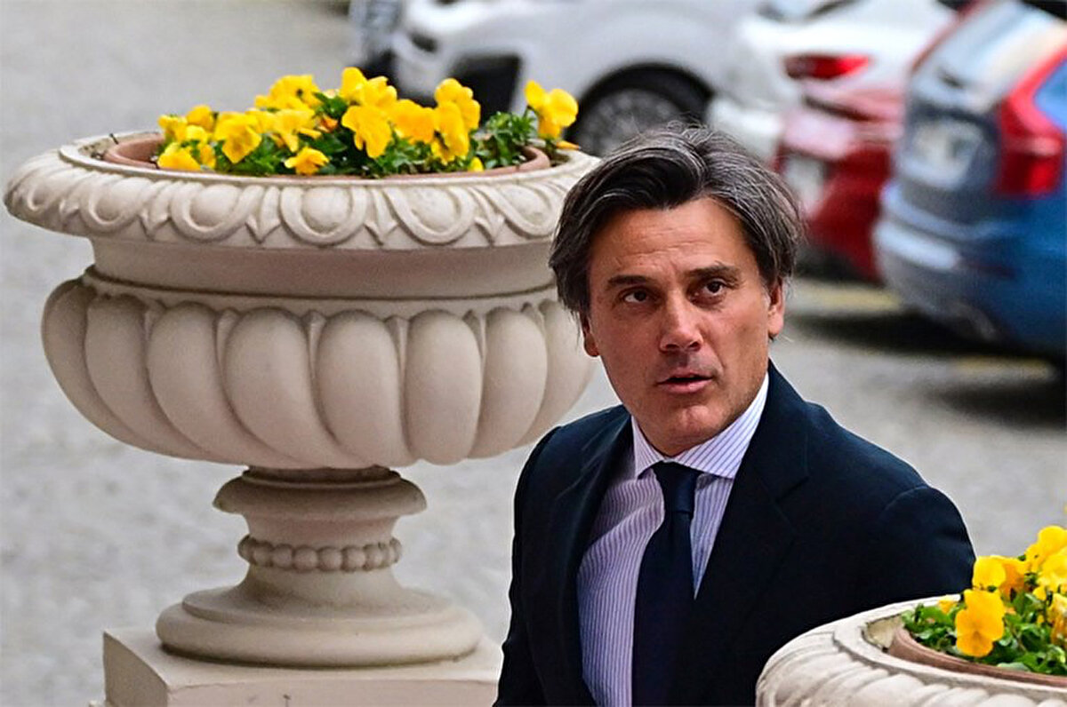 An itibarıyla A Milli Futbol Takımı'nı çalıştıran Montella'nın, Galatasaray'ın şampiyonluk maçı olmasına karşın Fenerbahçe-Eyüpspor maçına gitmeyi tercih etmesi dikkat çekmişti.<br>