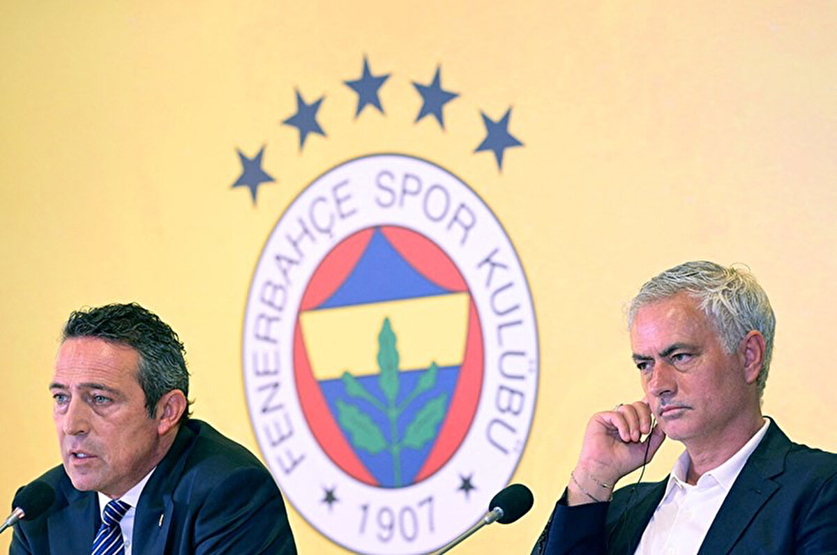 Sezon başında Mourinho ile 2 yıllık sözleşme imzalanırken, deneyimli teknik adamın Fenerbahçe'de kalıp kalmayacağı merak konusu.<br>
