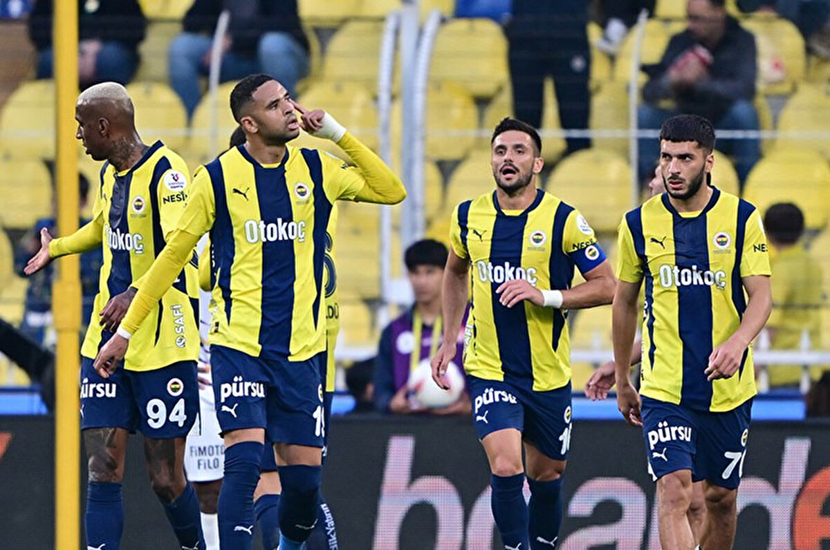 Fenerbahçe'nin Eyüpspor ile oynadığı maçta attığı gol sonrası sarı-lacivertli tribünlerden yükselen protesto seslerine "Duyamıyorum" işareti yaparak karşılık veren En-Nesyri, taraftarın tepkisini çekmişti.<br>