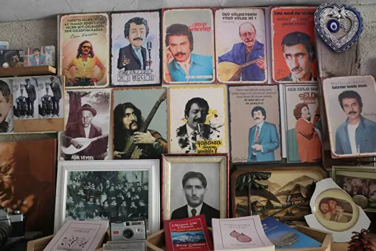 "Maziyi burada yaşatıyorum"<br><br>Yıllarca Almanya’da yaşadığını söyleyen Altun, “Müslüm Gürses’in 150 tane orijinal kasedi var. 200’e yakın tespih var. Yurt dışından farklı ülkelerden aldığım eşyalar var. Köyde böyle bir ortam olması insanların dikkatini çekiyor. 40 yıldır biriktirdiğim eşyaları buraya taşıdım. Burada çay ve kahve ücretsiz. Buraya gelenlere 'Neşeli gelin. Derdinizi, kederinizi arabanızda bırakın’ diyorum. Maddi anlamda da manevi anlamda buraya çok emek verdim. Buraya herkesin gelmesini istiyorum. Buraya gelenler burada müzik açıp video çekiyorlar. Burada insanların mutlu olduğunu görmek bana keyif veriyor. Bazıları da ‘köy yerinde buna ne gerek vardı’ diyor. Yıkık yerlerde ne görsem, eski bulduğum her şeyi buraya getiriyorum. Maziyi burada yaşatıyorum” diye konuştu.<br><br>