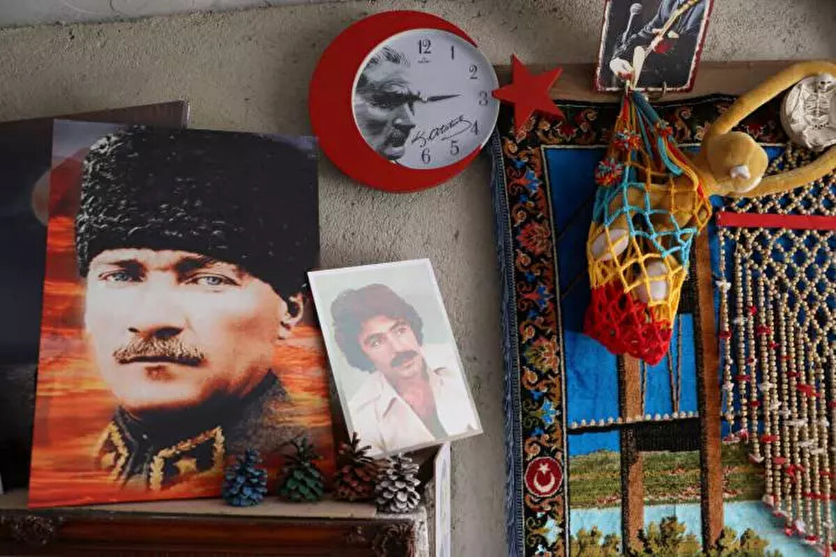 Gürses’in birçok orijinal kasedini biriktiren Altun, ardından da koleksiyoner olmaya karar verdi. Emekli fırın ustası İlhan Altun, eski dönemlerde kullanılan eşyalar, birçok tespih, kullanılmayan eşya ve yurt dışında gittiği farklı ülkelerden aldığı objeleri memleketindeki evinin garajında müze yapmaya karar verdiği bölümde sergilemeye başladı.<br><br>