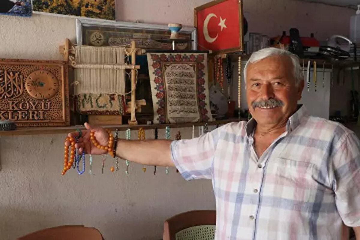 "Çok mutlu oluyorum"<br><br>Müzeye katkı vermek isteyen herkese kapısının açık olduğunu da belirten Altun, “Bazı arkadaşlarımda ellerinde olan eşyaları getiriyor. Gelen giden de eksik olmuyor. Herkesin başımızın üstünde yeri var. Buraya gelen herkesin de başımın üstünde yeri var. Müslüm Gürses hayranlığı da 1974’te geçirdiğim rahatsızlıktan dolayı oldu. Bir filmde rol icabı benim hastalığıma yakalanmıştı. Onu dert ortağı gibi gördüm. İyi bir dostluğumuz da vardı. Hem Almanya’da hem de Kayseri’de zaman zaman bir araya geliyorduk. O yılların özlemini hala içimizde taşıyoruz. Köyde böyle bir yerin olması çok değerli. O yüzden çok mutlu oluyorum. Burası benden sonra da gelecek nesillere bırakılacak. Burada yer alan eserlerin her birinin ayrı bir değeri ve özlemi var. Burayı müze haline getirdim. Ben olsam da olmasam da burası devam edecek” dedi.