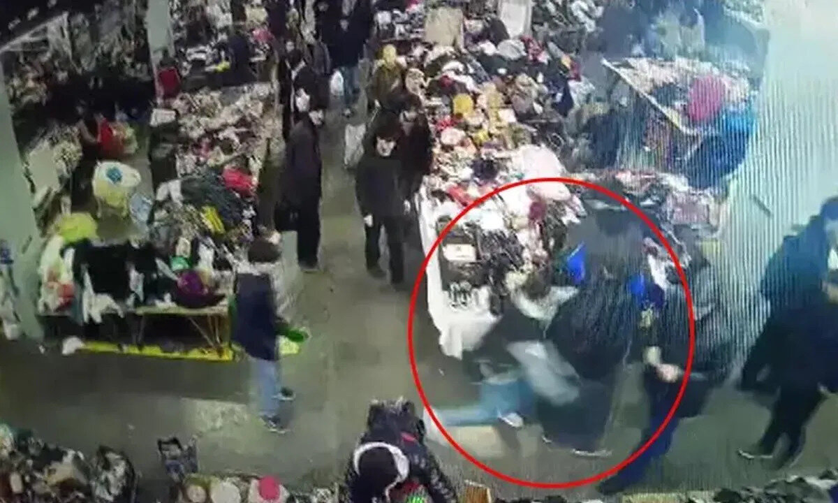 "KULLANILAN BIÇAK SUÇ ALETİ"<br>Adalet Bakanlığı, tartışmalar üzerine yazılı bir açıklama yayımlayarak, suçta kullanılan bıçağın yasal niteliğine ilişkin kamuoyunu bilgilendirdi. Açıklamada, kullanılan bıçağın teknik olarak yasaklı sınıfta olmadığı ancak cinayette kullanılması nedeniyle suç aleti olduğu ifade edildi. 