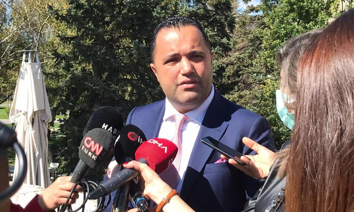 AİLENİN AVUKATINDAN AÇIKLAMA<br><br>Ailenin avukatı Rezan Epözdemir, sosyal medya hesabından açıklamada bulundu.<br><br>''Ahmet Minguzzi evladımızın katledilmesine ilişkin faillerin evladımıza yönelik ilk eylemi gerçekleştirdiği ve sözlü tartışmanın yaşandığı iddia edilen yer olan Kadıköy Bit Pazarının üstündeki parka ait kamera kayıtlarının zaman aşımına uğraması nedeniyle silindiği ve olay gününe ilişkin parka ait herhangi bir kayıt bulunmadığına ilişkin cevabi yazı bugün dosyaya eklenmiştir.'' diyen Epözdemir, şu ifadeleri kullandı;