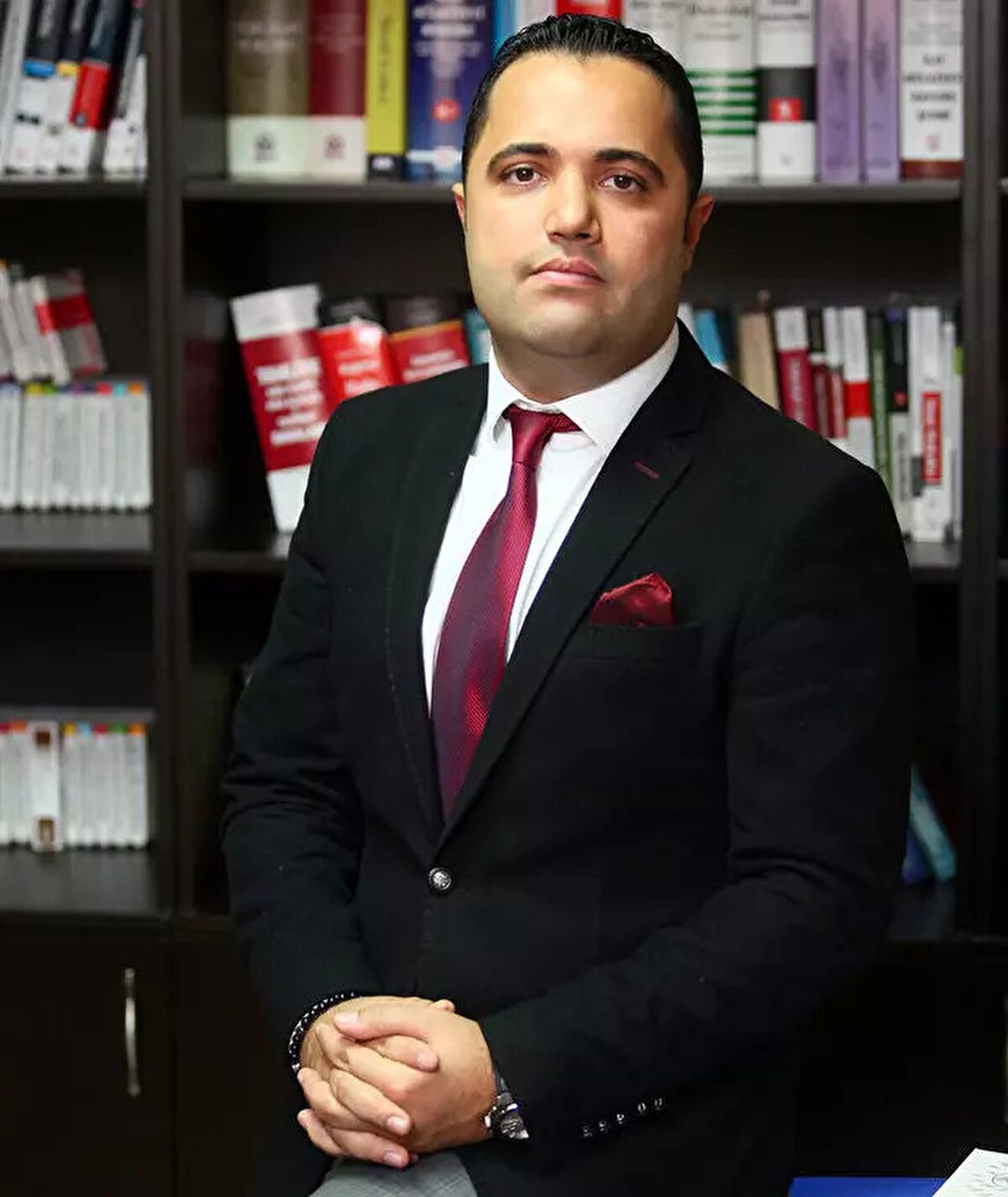 "KARAR KABUL EDİLEMEZ"<br>Söz konusu kararın kabul edilemez olduğunu belirten Epözdemir, ''Bu karar da kabul edilemez mahiyettedir. Ahmet evladımızın canice katledilmesinde kullanılan bıçak 6136 sayılı Kanunun 4. Maddesi kapsamındaki yasak bıçaklardan değilse hangi bıçak bu kapsamda olacaktır???  Bu durum tam bir hukuk garabetidir. Geldiğimiz aşamada bu kanunun ihtiyaçları karşılamadığı ortadadır. Mezkur karara karşı da tarafımızca her türlü hukuki yola başvurulacaktır. Gereği kamuoyunun bilgisine sunulur.'' dedi.