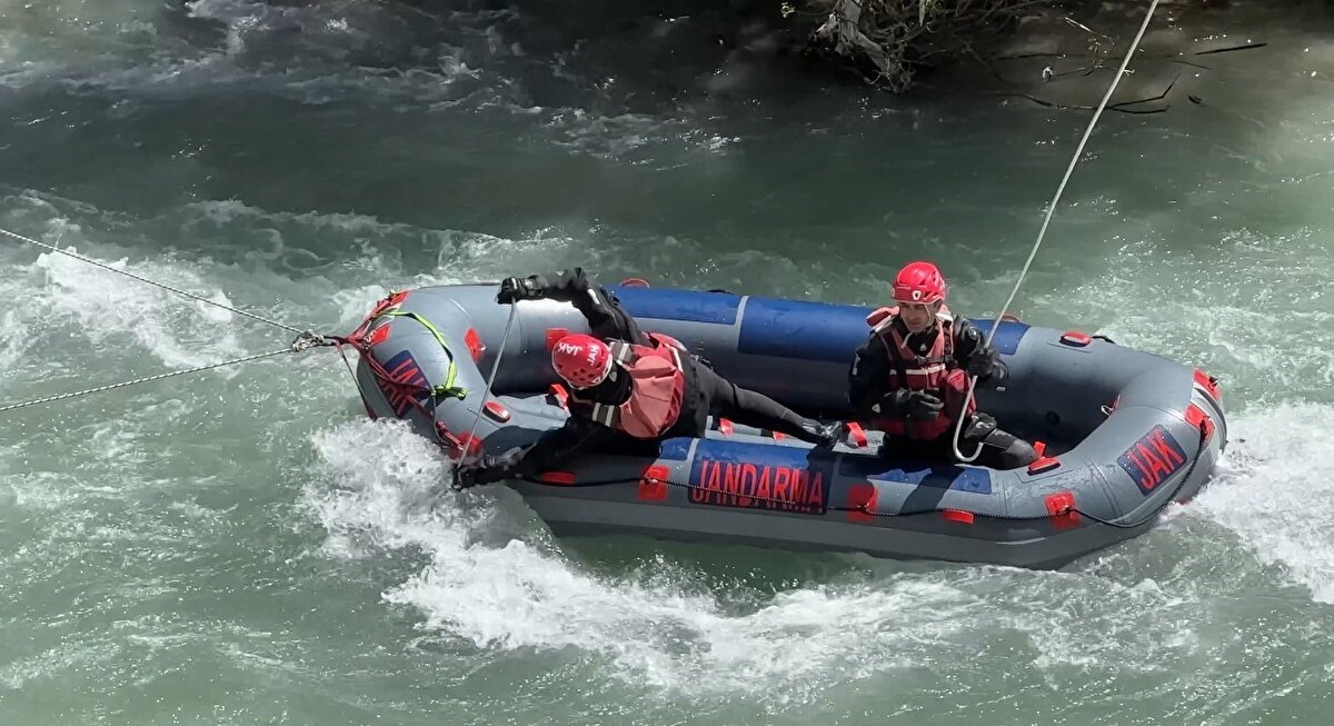 ​12 gün önce akıntıya kapılan gencin bulunması için Jandarma Özel Asayiş Komando (JÖAK), AFAD, JAK, Dalgıç Polis Ekibi, UMKE, Yüksekova İlçe Özel İdaresi, Kızılay ve Yüksekova Belediyesi itfaiye ekipleri ortak çalışma yürütüyor. 
