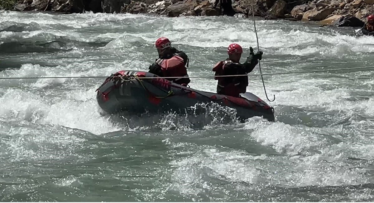 Çalışmalar Irak sınırına dayandı​<br>Arama çalışmaları, Ankara’dan gelen 18 kişilik Jandarma Özel Asayiş Komando (JÖAK) ekibinin de desteğiyle hız kazanarak Irak sınırına kadar ulaştı. 