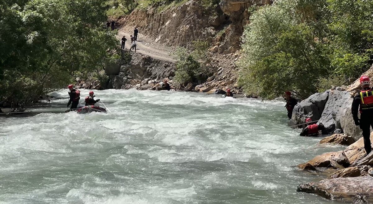 Ekipler, debisi yüksek dere yatağında çalışmalarını titizlikle sürdürürken, aile ise ekiplerden gelecek iyi bir haber bekliyor. Ekipler, İbrahim’e ulaşmak için zamanla yarışırken, bölge halkı da bu zorlu süreçte aileye destek oluyor.