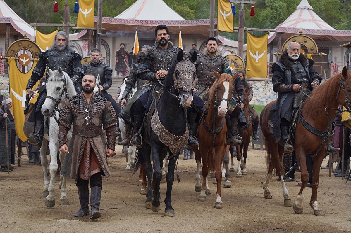 Toy çağrısının ardındaki sır perdesi henüz aralanmamışken, oba halkı alınacak kararın yeni bir fetih adımının habercisi olup olmadığını merak ediyor. Osman Bey’in uç bölgesinde artan gücü ise yalnızca Türkler arasında değil, Bizans cephesinde de ciddi bir tedirginliğe neden olmuş durumda.