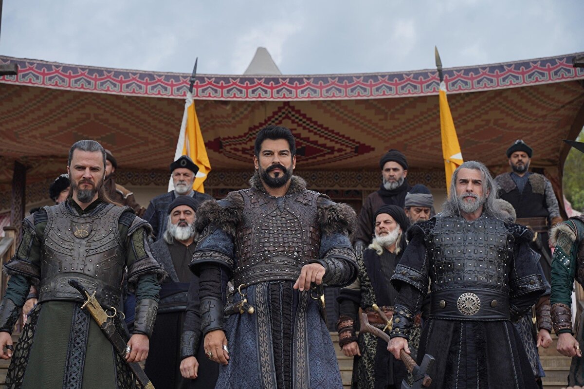 Fetih hazırlıklarıyla birlikte Osman Bey’in yaktığı gaza ateşi, obada büyük bir heyecana sebep oluyor. Devlet yükünü sırtlayan Osman Bey, bu ağır sorumluluğu Turgut Gazi ile paylaşırken, düşmanlarının ise en küçük hatasını kolladığı gözden kaçmıyor.