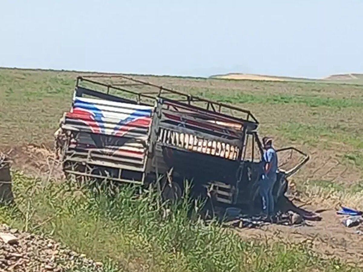 AYAKKABISI 150 METRE UZAKLIKTA BULUNDU<br><br>Cansız bedenlerinin bulunduğu olaya ilişkin soruşma ve gözaltına alınan 3 şüphelinin işlemleri sürüyor. <br><br>Yapılan olay yeri incelemesinde Muhammed’in 2 ayakkabısı kamyonete yaklaşık 150 metre uzaklıkta bulundu. Olay yeri yakınında da 4 boş mermi kovanı tespit edildi. Vücut bütünlükleri bozulduğu için Remzi ve Muhammed Sati’nin aile üyelerinden de eşleştirme için DNA örneği alındı.<br><br> 