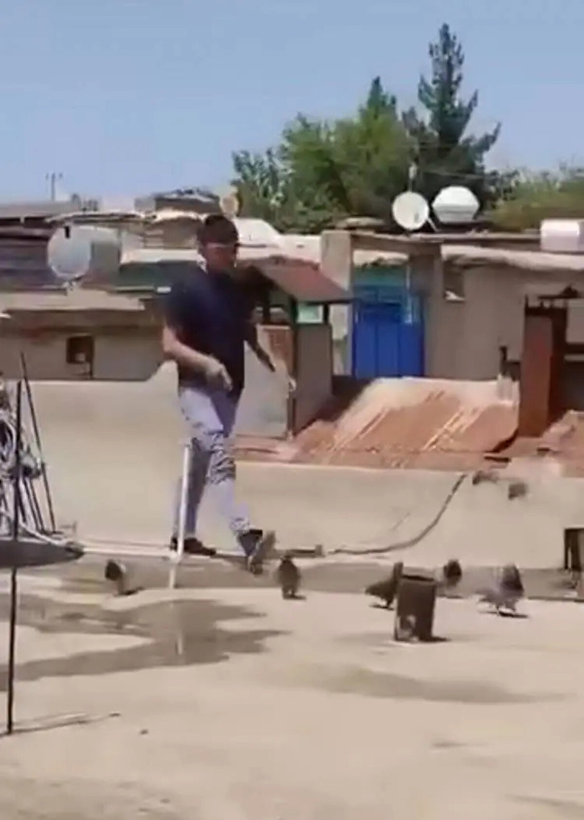 Jandarma ekipleri kamyonette ve çevresinde inceleme yaptı. Baba ve oğlunun ellerinin bağlandıktan sonra kamyonetin içerisine konuldukları ve ardından aracın ateşe verildiği ileri sürüldü.<br><br>