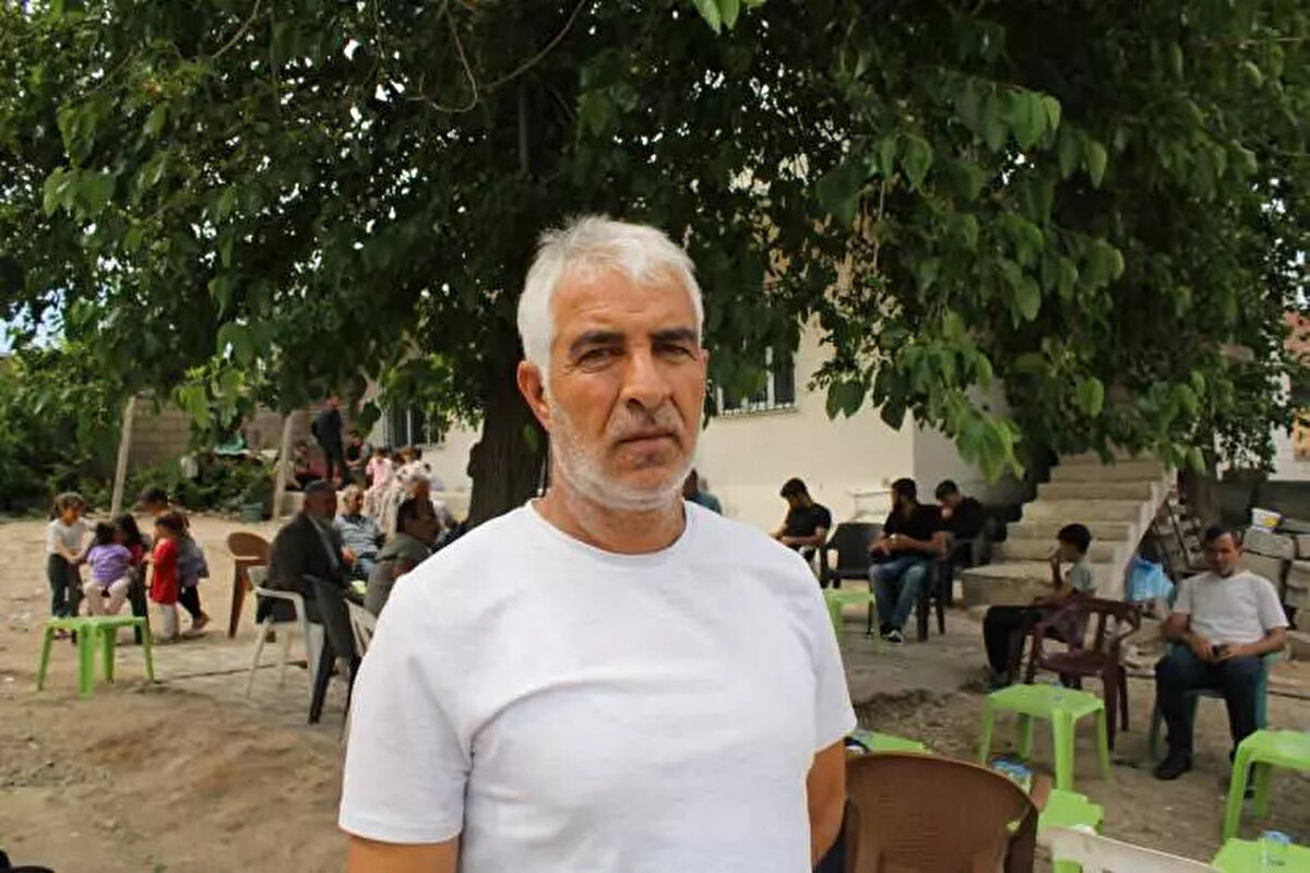 ORTAĞI ARADI, CAMIŞ KAYBOLDU DEDİ<br><br>Remzi Sati’nin bacanağı Ali Askan (60), “Pazar akşamı 9’u 10 geçe eşiyle beraber evde otururken Ali arayıp ‘Gel, benim camışım (manda) kaybolmuş’ demiş. Kapattıktan 3-4 dakika sonra tekrar aramış, demiş ‘Gel, camışı bulmuşuz köye getirelim.’ Ali ortağıdır. O da ortağı diye üzerlerine elbise almamışlar. Sabah 9.30’da bilgi bize ulaştı. Hanımı benim yeğenimdir, biz ona telefon açtık. Kendisi dedi ‘Bu akşam Remzi evden çıkmış bize ulaşan olmadı.’ Biz telefonda görüştükten sonra aramaya çıktık. Cenazeyi Köprübaşı Mahallesi’nde bulunan kum ocağında buldular. Araba yanık durumdaydı. Allah bırakmasın, öyle diyeyim. Hem çocuğunu hem onu yakmışlardı. Sen babayı yaktın, çocuğu niye yaktın. Çocuğun ne suçu vardı. Aracı gördüm ben. Yanımda başka bir akrabam vardı. Dedi ‘Remzi başınıza ne getirmişler.’ Arabadan 1 metre uzaktaydım. Dediler, fazla yanaşmayın, otopsi falan alacaklar biz de uzaklaştık. Daha neyin ne olduğunu görmedik. Dediler, 150 metre ileride çocuğun ayakkabısı bulunmuş. 40-50 metre herhalde kaçmış çocuk, bunlar yakalamışlar. Babasının ayakkabısını da orada bulmuşlar. Birkaç tane mermi bulmuşlar ağaçların altında olay yerinde değil, ağaçların altında bulmuşlar. Yakın bir arkadaşım vardı. Dedi ‘Gördüm elleri bağlı.’ Öyle dedikleri zaman ben arabadan çekildim. Çünkü dayanamadım” diye konuştu.<br><br> 