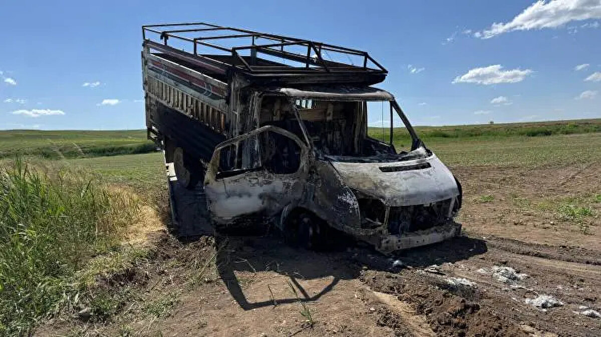 YANMIŞ KAMYONETİN İÇİNDE 2 ÖLÜ<br><br> <br><br>Olay, Sur ilçesi kırsal Köprübaşı Mahallesi yakınlarındaki boş arazide medyana geldi. Sabah saatlerinde 21 GH 662 plakalı kamyonetin yanmış halde olduğunu görenler, durumu 112 Acil Çağrı Merkezi’ne bildirdi.