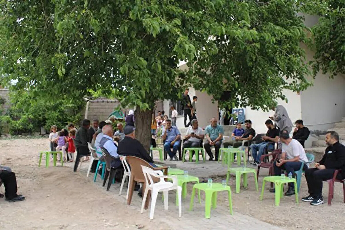 CİNAYET ŞÜPHESİ<br><br>Remzi Sati’nin eşi Filiz Sati (45), olay akşamı 21.15’te evde olduklarını belirterek, “Odada oturmuştu, telefonu çaldı. Arayan ortağı Ali Mert’ti. Eşim, ‘Efendim Ali ne diyorsun.’ Ali dedi, ‘Bizim bir camışımız (manda) kaçmış, Remzi sen bir gelsen bize yardım etsen’ dedi. Sonra eşim, ‘Tamam Ali sen yakala beni ara’ dedi ve kapattı. 2-3 dakika geçtikten sonra yine aradı. Ali eşime ‘Biz yakaladık, Köprübaşı Mahallesi’ndeyiz, gel’ dedi. Eşim ‘Tamam ben geliyorum’ dedi. Yatsı namazını kıldıktan sonra oğlunu çağırdı. ‘Muhammed hadi gidelim’ dedi. Oğlum, ‘Baba, biz nereye gideceğiz’ dedi. Eşim de ‘Ortağım Ali Mert’in yanına, onun köyüne gidiyoruz. Onun bir camışı kaçmış, yakalamışlar gideceğiz. Eğer satarsa alırız, satmazsa evlerine götürüp geleceğiz’ dedi. 2 defa o adam onu aradı. Gitti, o gece bir daha artık aramadık eşimi. Sabahleyin aradık, ulaşamadık. Ondan sonra ben aile üyelerimize herkese söyledim. Gittiler ve böyle bir şey gördüler. Eşimin kimseyle alacak verecek meselesi yoktu. Milletten alacağı vardı ancak kimseye vereceği bir borcu yoktu. Her kim yaptıysa Allah belasını versin. Kim yaptıysa tez zamanda eşimden önce yerin altına girsin. Allah onun belasını versin” dedi.<br><br> 