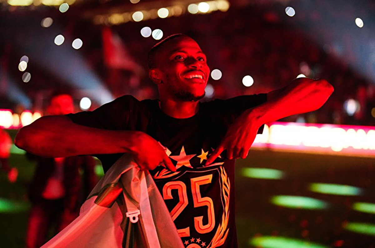 Galatasaray'ın Napoli'den kiraladığı Osimhen'le Avrupa kulüplerinin yanı sıra Suudi Arabistan takımları da ilgileniyor.<br>