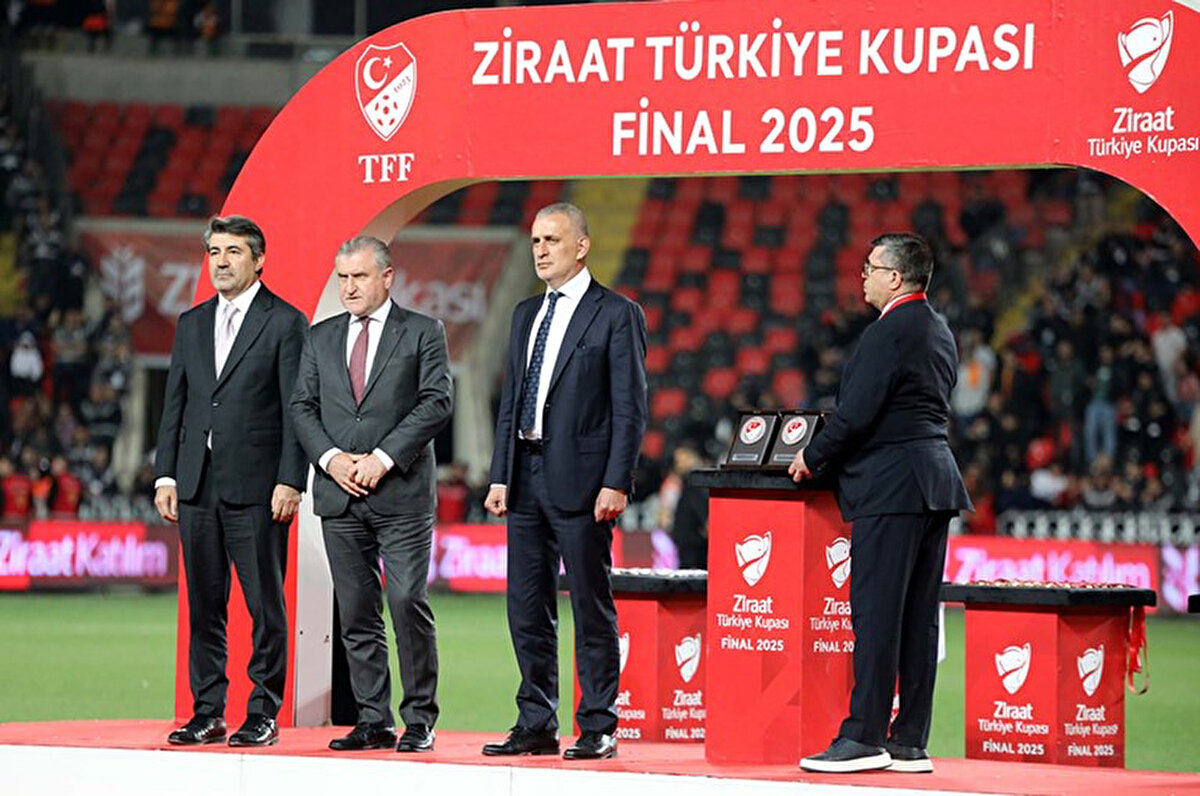 Hacıosmanoğlu'nun bu olayla ilgili olarak, "Türkiye Futbol Federasyonu bu ülkede futbolun amiri konumunda. TFF Başkanı olarak tabii ki kupayı ben vereceğim. Yapılan protestolar beni daha çok motive ediyor. Ayrıca hangi başkan eleştirilmedi ki! Protesto edilmemde anormal bir durum yok." ifadelerini kullandığı aktarıldı.<br>