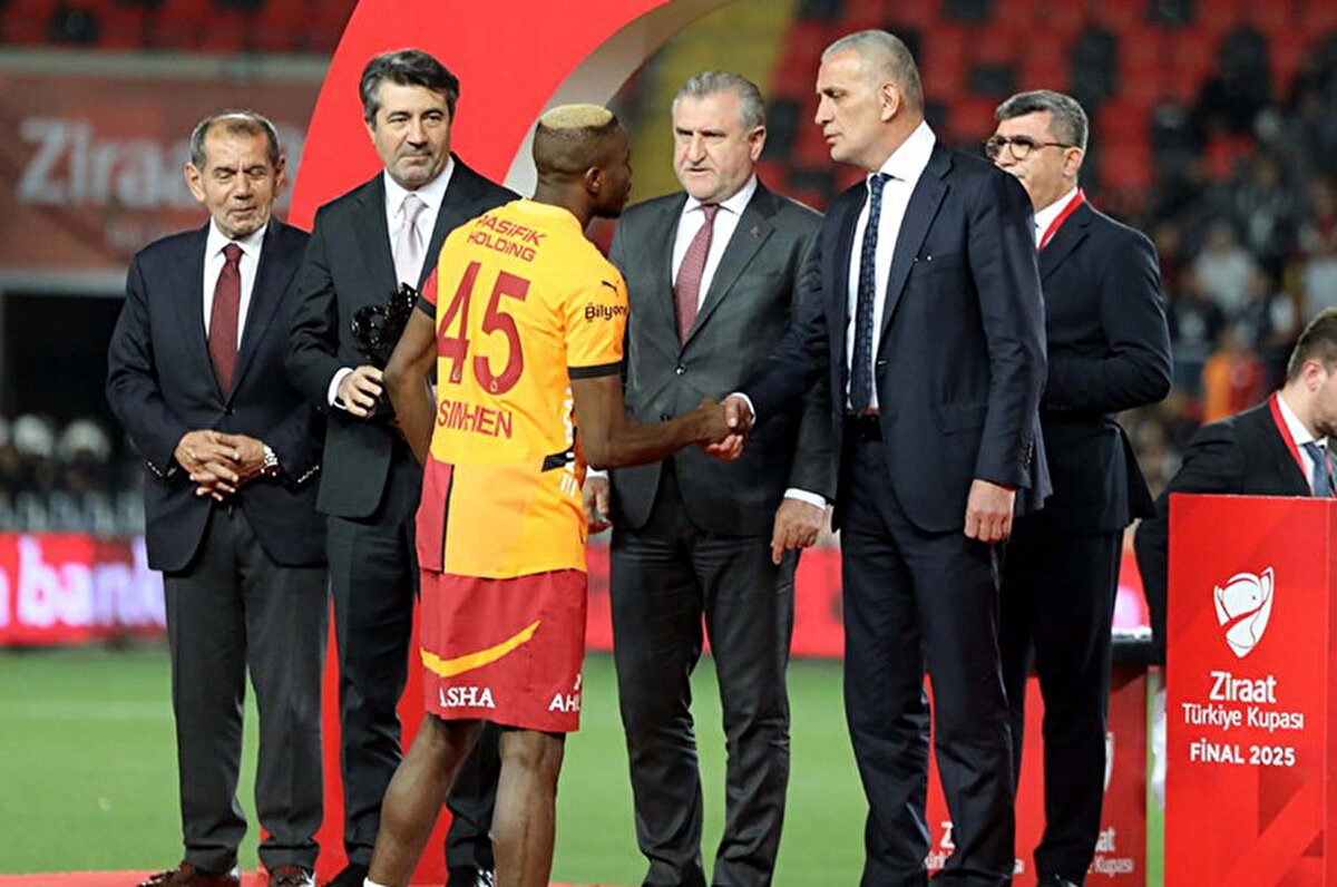 Kupa töreni sırasında Hacıosmanoğlu, tribünlerin protestosuna maruz kalmıştı. Bu gelişmenin ardından lig şampiyonluğu kupasını Galatasaray'a kimin vereceği merak konusu olmuştu.<br>