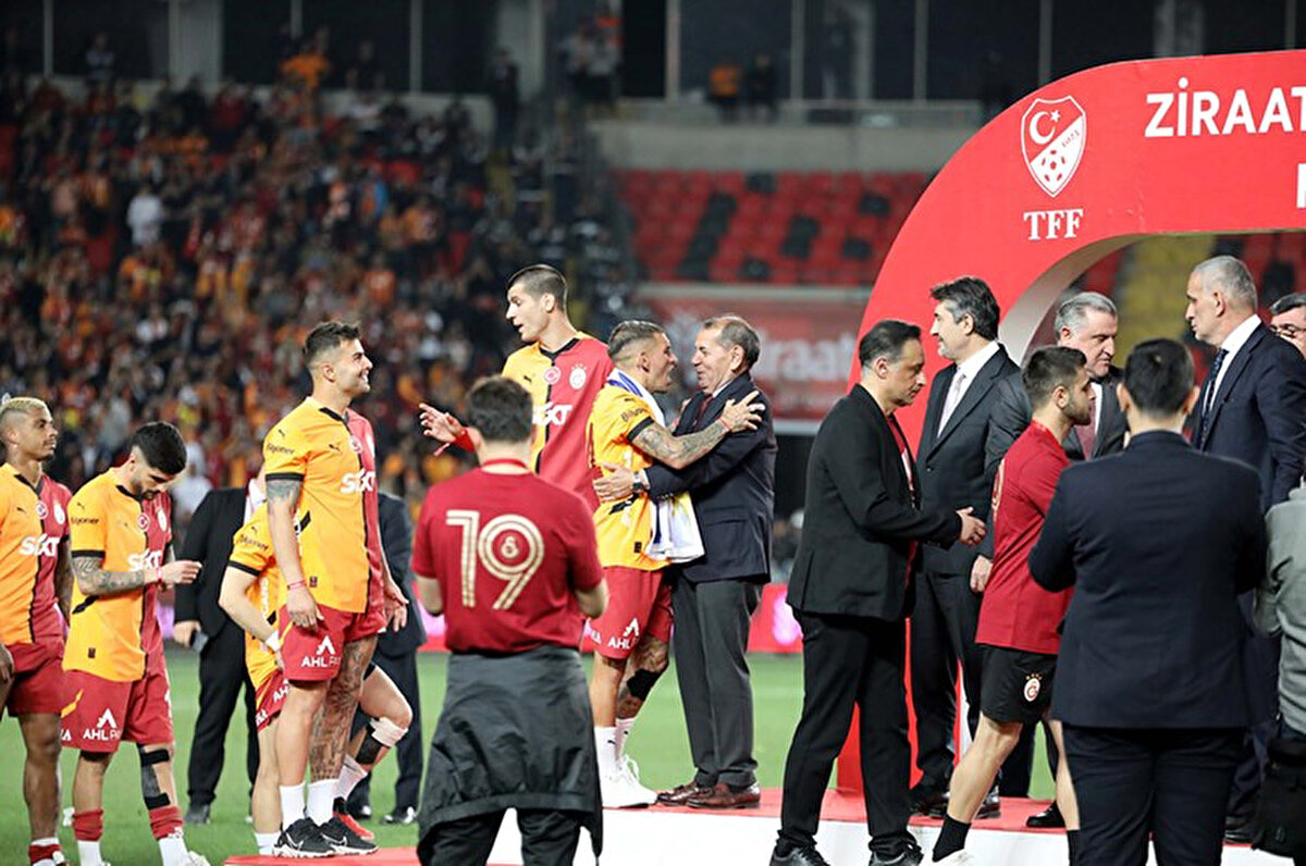 Trabzonspor'u mağlup ederek Türkiye Kupası'nda zafere ulaşan Galatasaray, kupayı TFF Başkanı İbrahim Hacıosmanoğlu'nun elinden almıştı.<br>