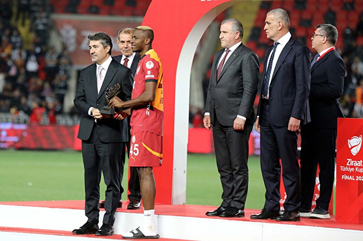 Sözcü'de yer alan habere göre, TFF Başkanı İbrahim Hacıosmanoğlu geri adım atmayacak ve kupayı bizzat kendisi verecek.<br>