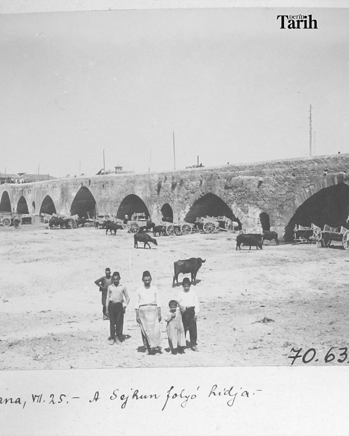 Tarihi kareleri, kuzeninin Macaristan Ulusal Arşivleri'ndeki köylerinin fotoğrafının linkini kendisine iletmesiyle fark ettiğini belirten Kaya, "Fotoğraflardan o dönemden bu döneme değişimi anlıyoruz, görüyoruz. Bu fotoğrafları çok kıymetli buluyorum. Ama benim asıl ilgimi çeken dedemin dedesinin fotoğrafına ulaşmam oldu." dedi.