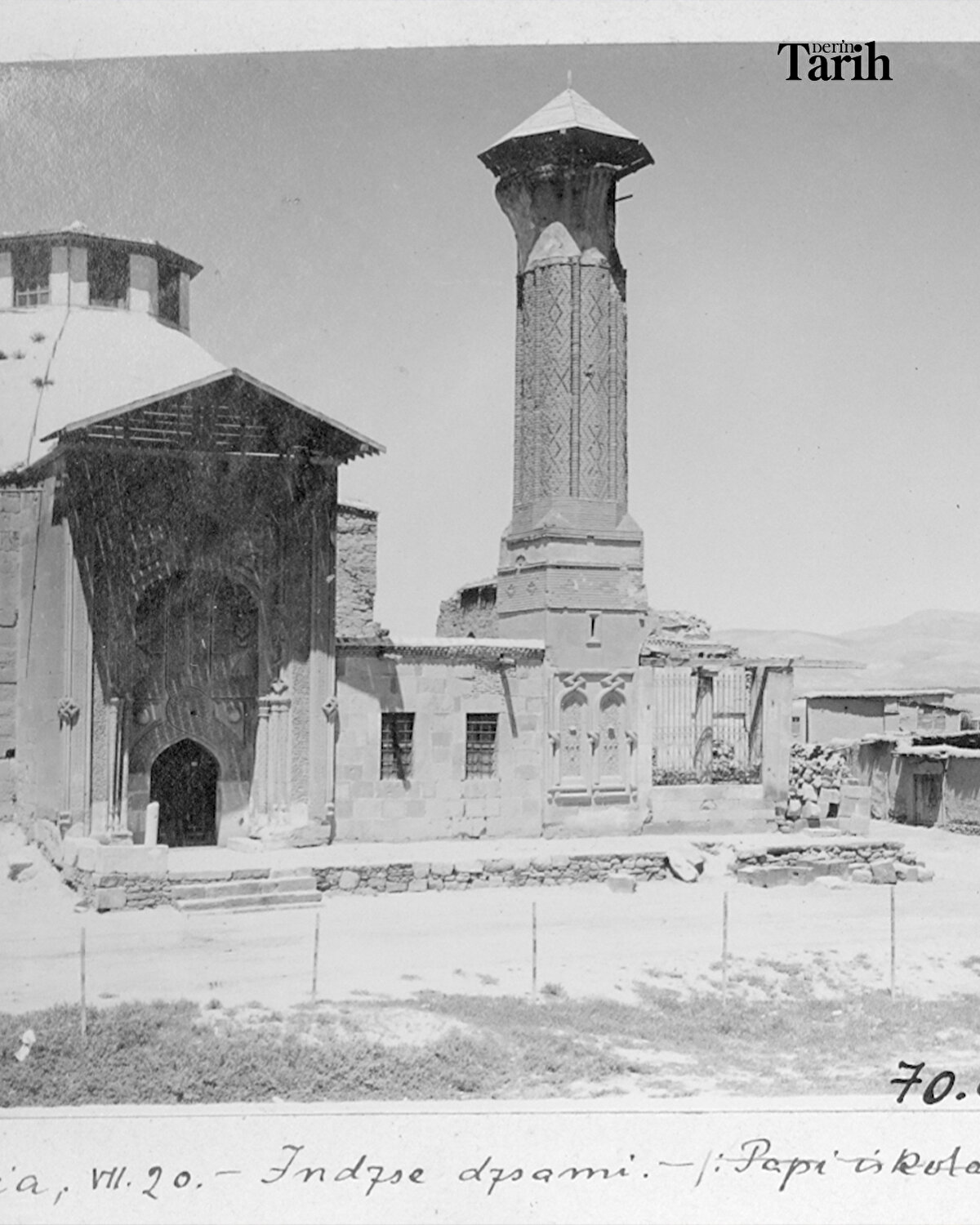 Arşivde Anadolu'ya ilişkin yüzlerce kareye ulaşan Kaya, fotoğrafların bugünkü karşılıklarını araştırarak, şehirlerin, yapıların ve tren istasyonlarının günümüzdeki durumunu belgeledi.