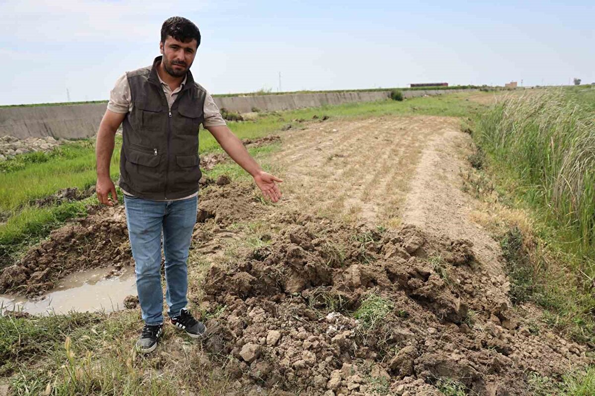 Olay, Karataş ilçesine bağlı Yenimurat Mahallesi’ndeki mera alanında meydanına geldi. İddiaya göre, besicilik yapan Mehmet Çiğner, geçtiğimiz Pazar günü hayvanlarını otlatmak için mahallenin ortak mera alanına götürdü. 