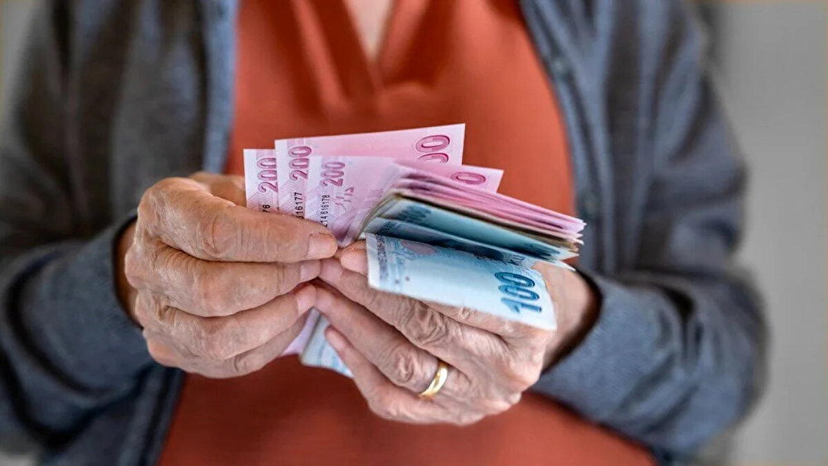 Yapı Kredi<br><br>Maaşını Yapı Kredi'ye Taşıyacak Emeklilere 25.000 TL'ye Varan Nakit Promosyon Kampanyası<br><br>Promosyon Taahhütnamesi'nin imzalanması sonrasında bir aylık net geliri;<br><br>9.999 TL'ye kadar olana 11.250 TL<br>10.000 TL - 14.499 TL arasında olana 15.000 TL<br>15.000 TL - 19.999 TL arasında olana 17.500 TL<br>20.000 TL' nin üzerinde olana 20.000 TL<br><br>Banka tarafından yapılan açıklamaya göre, Ek Ödül Taahhütnamesinin imzalanması sonrasındaki 60 gün içerisinde iki yeni fatura ödeme talimatı verilmesi durumunda maaş baremi bağımsız 2.500 TL ek nakit ödül ödenir.<br><br>Ek Ödül Taahhütnamesinin imzalanması sonrasındaki 60 gün içerisinde asıl bireysel kredi kartları ile toplamda 1.000 TL harcama yapılması durumunda, maaş baremi bağımsız 2.000 TL ek ödül ödenir. Ödeme, ek ödül taahhütnamesinin iptal edilmemesi durumunda ilk maaş ödemesini aldığı ayı takip eden ay içerisinde yapılacaktır.