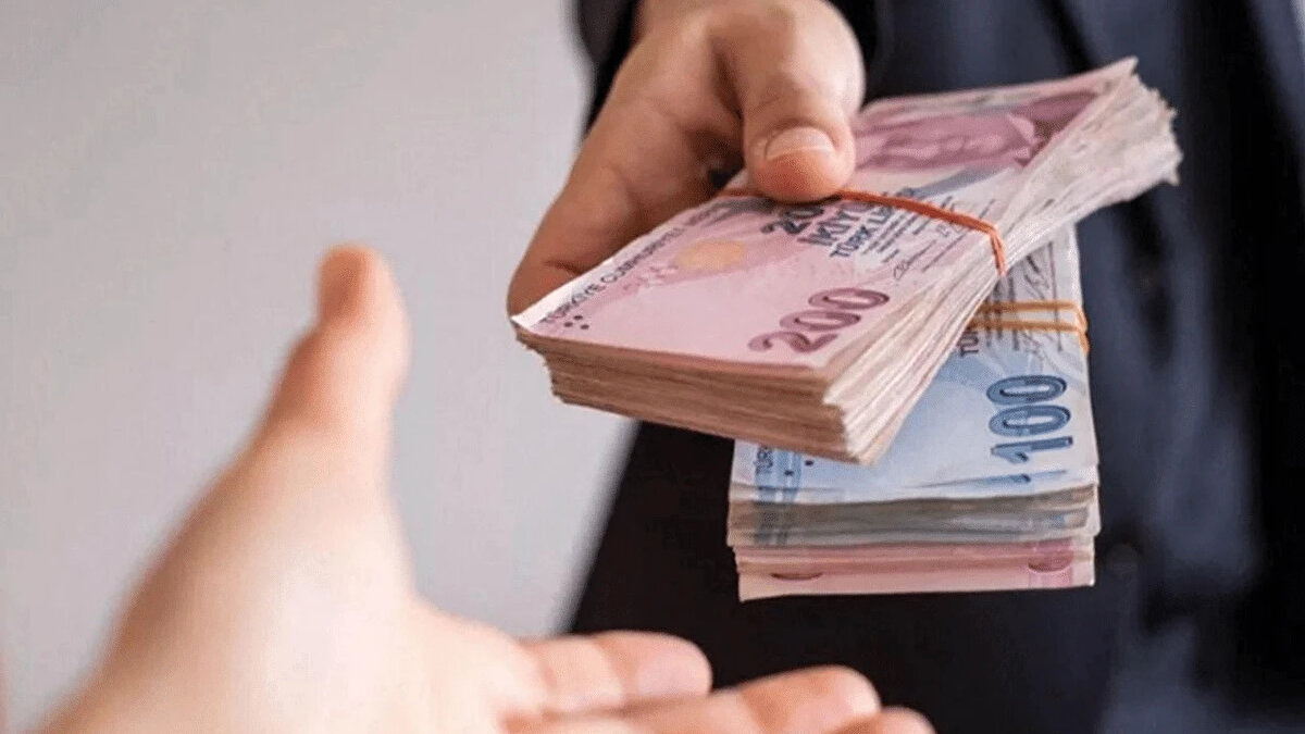 İş Bankası<br><br>Kampanya, 5-31 Mayıs 2025 tarihleri arasında ilk emekli maaş ödemesi için İş Bankası'nı tercih eden, emekli maaşını İş Bankası'na taşıyan veya halihazırda emekli maaşını İş Bankası'ndan alan SGK emeklileri (Emekli Sandığı, SSK ve Bağ-Kur) için geçerlidir.<br><br>Maaş Aralığı - Promosyon Tutarı<br><br>0 - 9.999 TL arası maaş alanlar 12.250 TL<br>10.000 TL - 14.999 TL arası maaş alanlar 16.000 TL<br>15.000 TL - 19.999 TL arası maaş alanlar 18.500 TL<br>20.000 TL ve daha fazla olanlar 21.000 TL