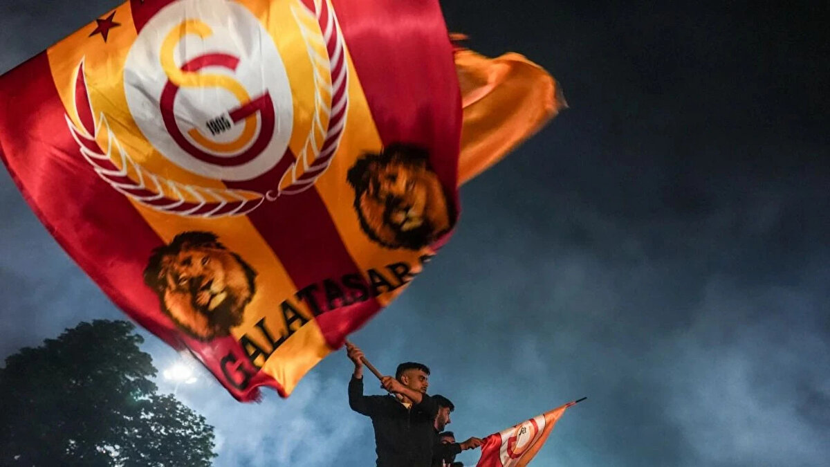Futbol takımının yanı sıra Galatasaray’ın diğer branşlardaki faaliyetleriyle ilgili en güncel bilgilere, oyuncu profillerine, maç programlarına ve sonuçlara uygulama üzerinden kolayca ulaşılabiliyor. Taraftarlar, takımlarına dair her gelişmeyi anlık olarak takip edebiliyor.<br><br>