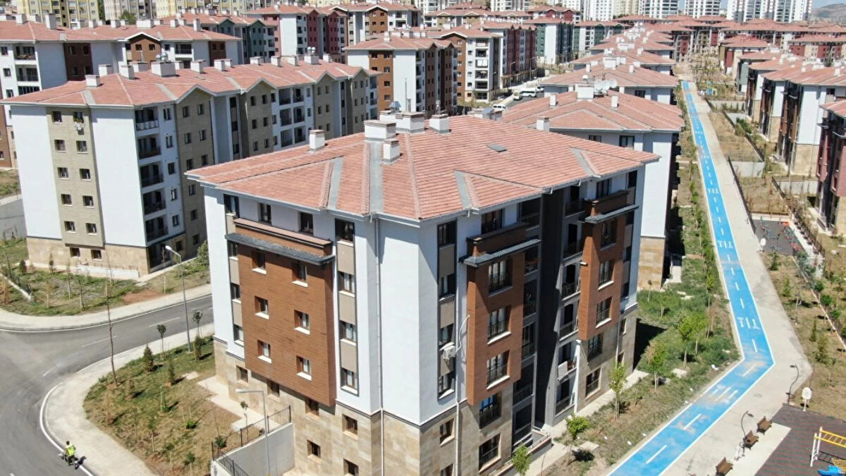 2025 senesi itibarıyla Türkiye'de konut fiyatlarının en çok yükseldiği iller, özellikle Doğu ve Güneydoğu Anadolu bölgelerinde dikkat çekti. Bu artışlar, hem nominal hem de enflasyondan arındırılmış reel bazda yatırımcılara yüksek getiri sağladı. İşte Türkiye'de konut fiyatlarının en çok arttığı 10 il: