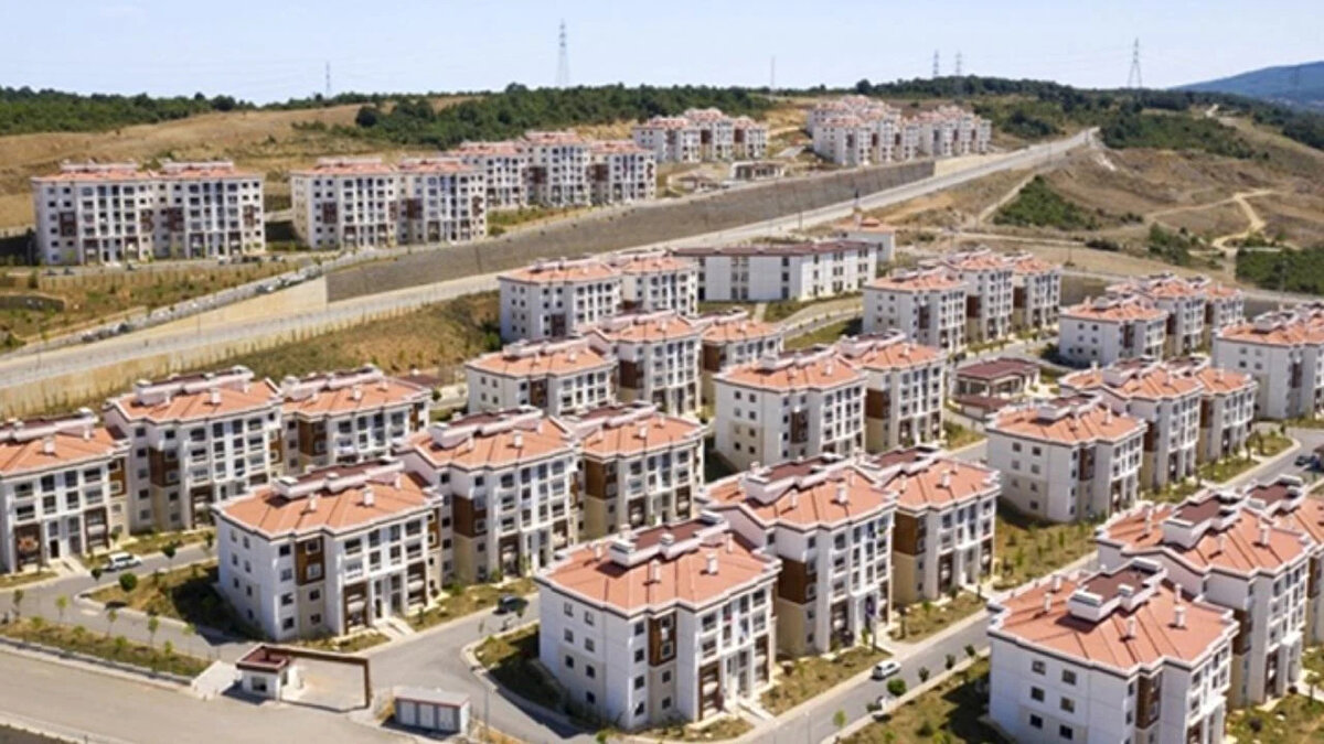 Bu sene İstanbul'daki konut fiyatlarında nominal artış yüzde 10,06 olarak açıklandı. Ankara da ise bu oran yüzde 11,79 olarak kaydedildi.<br><br>Kaynak: TCMB