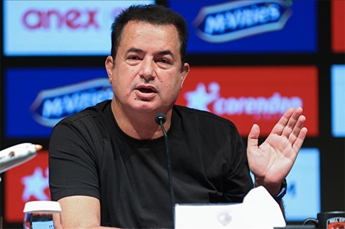 Ilıcalı yeni teknik direktörle ilgili sözlerine şöyle devam etti, "Bu anlaşmaların kolay anlaşmalar olmadığını unutmayın,Bu kararlar kolay kararlar değil. Ayrıca şunu da aklımızda tutmalıyız ki yönetici ne kadar başarılı olursa bütçeler o kadar artar, ki bu böyle olmak zorundadır. Bu hayatın kuralıdır. Ne kadar başarılı olursanız, o kadar değerlisinizdir. Başarınızı kanıtladığınızda, daha fazla bütçeniz (talepleriniz) olur."