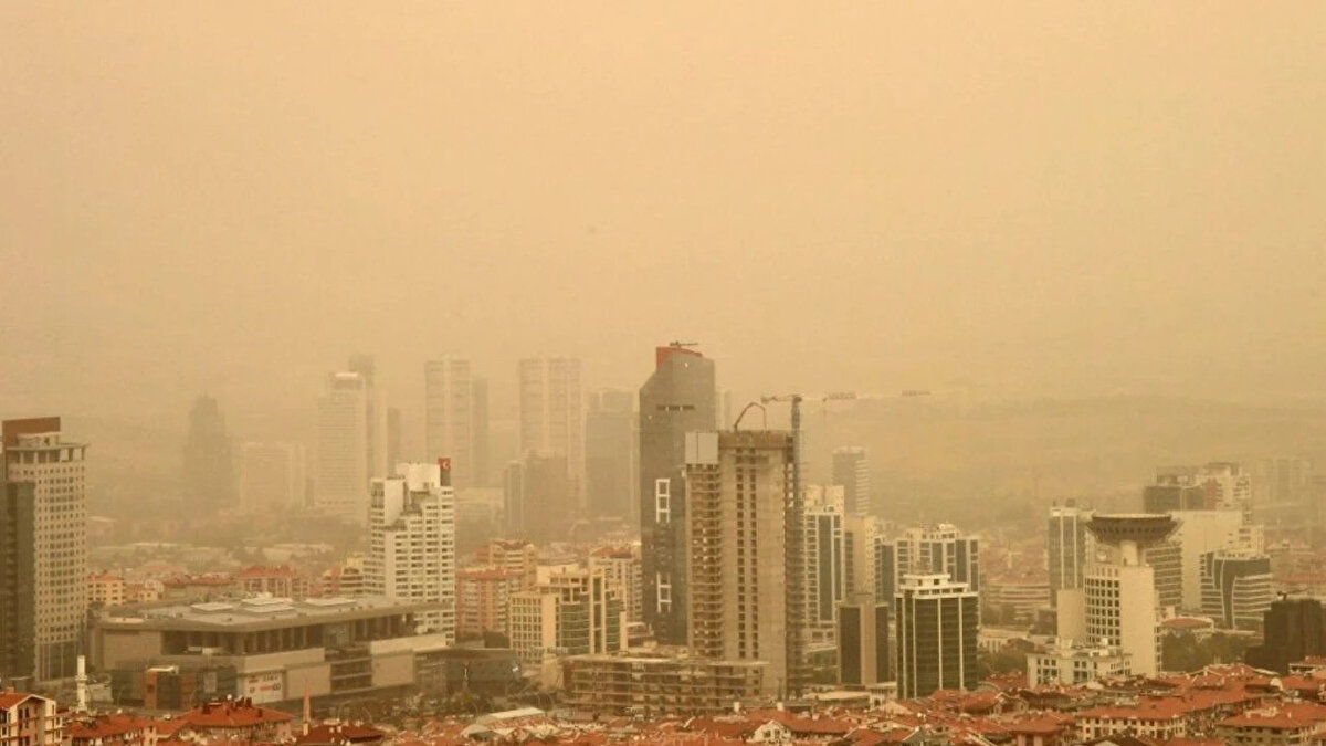 Marmara’nın güney kesimleri ile Orta Karadeniz kıyılarında yer yer sis ve pus görülebilir. Ayrıca Ege ve Marmara bölgelerinde toz taşınımı yaşanması da bekleniyor.