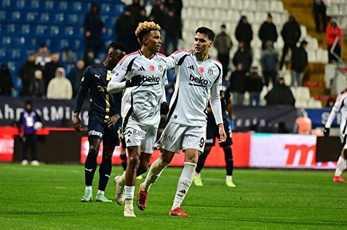 Bir önceki transfer döneminde Beşiktaş'ın o dönemde başkanı olan Hüseyin Yücel, Zenit ilgisini açıklamıştı: "Şu anda Beşiktaş'ın oyuncusu, resmi teklif geldi ama sonra o iş bozuldu. Tekliflerini geri çektiler. Şu anda Beşiktaş'ın oyuncusu, devam edecek gibi gözüküyor."