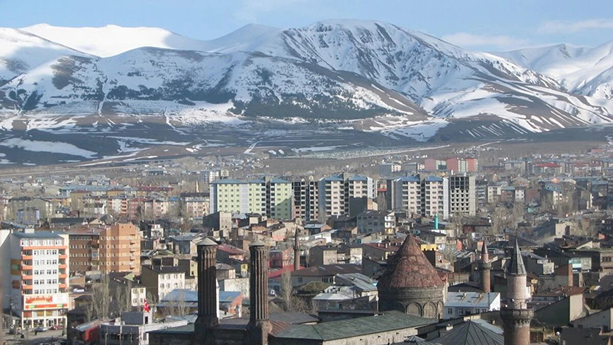 Doğu Anadolu Bölgesi<br><br>Parçalı ve az bulutlu geçeceği tahmin ediliyor.<br><br>Erzurum: Parçalı ve az bulutlu 22°C<br><br>Kars: Parçalı ve az bulutlu 22°C<br><br>Malatya: Az bulutlu 32°C<br><br>Van: Az bulutlu 22°C