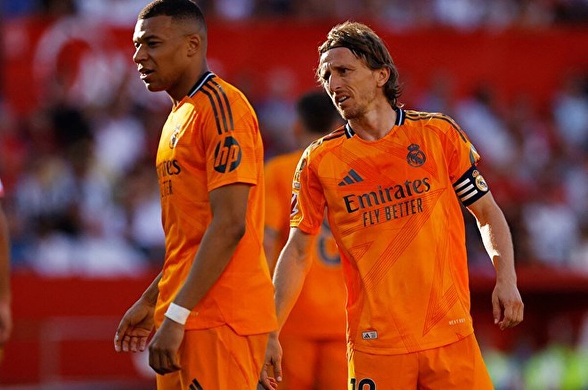 Luka Modric maaşında indirime gidip, Real Madrid'de bir sezon daha futbol oynamak istiyordu ancak Florentino Perez aynı fikirde değil.<br><br>