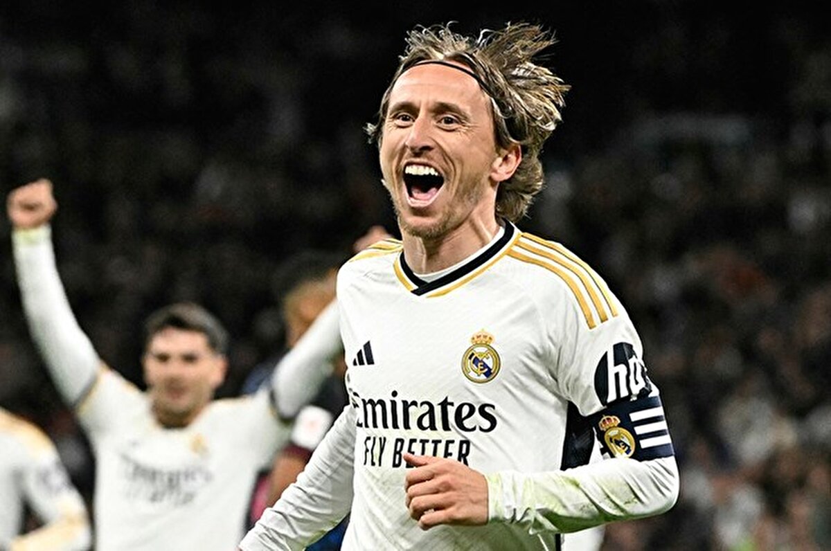 Real Madrid'de 6'sı Şampiyonlar Ligi olmak üzere 28 kupa kazanan Luka Modric, "Sevili Madridistalar, artık zaman geldi. Asla bitmesini istemedim ama bu futbol, hayatta başlangıçlar ve sonlar hep var... Cumartesi günü Santiago Bernabeu'da son maçıma çıkacağım. Real Madrid'de oynamak futbol oyuncusu ve insan olarak hayatımı değiştirdi. Bu kulübün bir parçası olmaktan gurur duyuyorum. Florentino Perez'e, takım arkadaşlarıma, teknik direktörlerime ve bana yardım eden herkese teşekkür ederim." sözleriyle taraftarlara veda etti.<br><br>