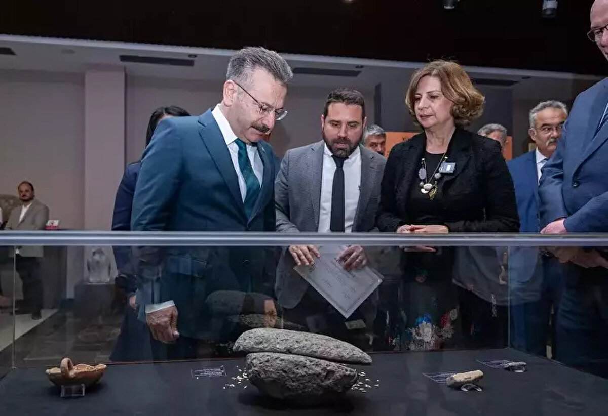 Küllüoba Höyüğü’nde bulunan ekmek ile Yazılıkaya Midas kazı çalışmalarında bulunan ekmek temalı tarihi ürünler, Uluslararası Müzeler Haftası’nda sergilenmek üzere ETİ Arkeoloji Müzesi’ne getirildi. Serginin açılışına Eskişehir Valisi Hüseyin Aksoy’un yanı sıra Eskişehir Büyükşehir Belediye Başkanı Ayşe Ünlüce, CHP Eskişehir milletvekili İbrahim Arslan, Eskişehir Cumhuriyet Başsavcısı Üzeyir Karakülah, Odunpazarı Belediye Başkanı Kazım Kurt, Küllüoba kazı başkanı Bilecik Şeyh Edebali Üniversitesi Arkeoloji Bölümü Prof. Dr. Murat Türkteki, Yazılıkaya Midas Kazı Başkanı ve Anadolu Üniversitesi Arkeoloji Bölümü öğretim üyesi Doç. Dr. Yusuf Polat katıldı.