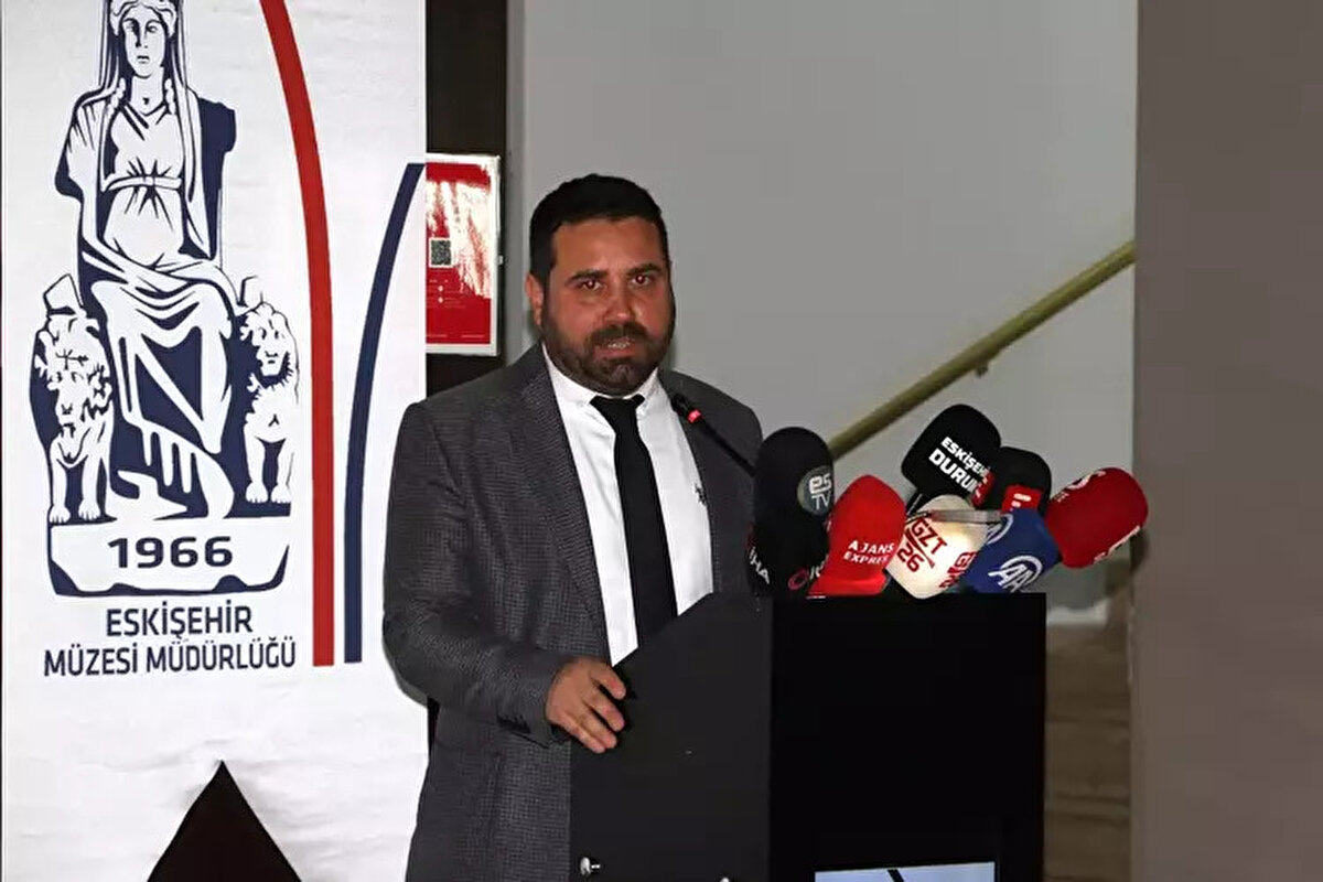 Biz ekmeği yerde görünce alır, öper, korunaklı bir yere koyarız. Hayat mücadelemizden bahsederken, ‘ekmek kavgamız’ deriz. Kendi inançlarımızdan bahsederken, ‘ekmek mücadelemiz’ deriz ve bu ekmeği 5 bin yıldır saklayan bu topraklar geçen sene bize hediye etti. Bize düşen, bu güzel hediyeye, bu mirasa sahip çıkarak, onu hem bugün korumak hem de gelecek kuşaklara en iyi şekilde iletmek diye düşünüyorum” diye konuştu.