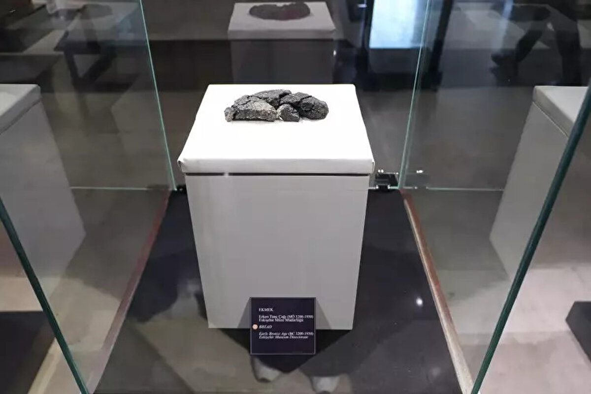 Ünlüce: Ekmek yeniden yapılacak<br><br>Eskişehir Büyükşehir Belediye Başkanı Ayşe Ünlüce, 5 bin yıl öncesine tarihlenen ekmek mayasının laboratuvar ortamında incelenerek, kullanılan malzemelerin listelendiğini ve o dönemde yapılan ekmeğin aynısının Halk Ekmek büfelerinde satışa sunulacağını açıkladı. Ünlüce, “Özellikle bizi sevindiren, 2024 yılında Küllüoba’da bulunan ve bildiğim kadarıyla pişirilmiş ve bulunan ilk ekmek örneği olması nedeniyle Eskişehir’imize bu ekmeğin bulunması oldu. Biliyorsunuz ekmek bizim kadim tarihimizde bize eşlik eden en önemli yol arkadaşlarımızdan bir tanesidir.