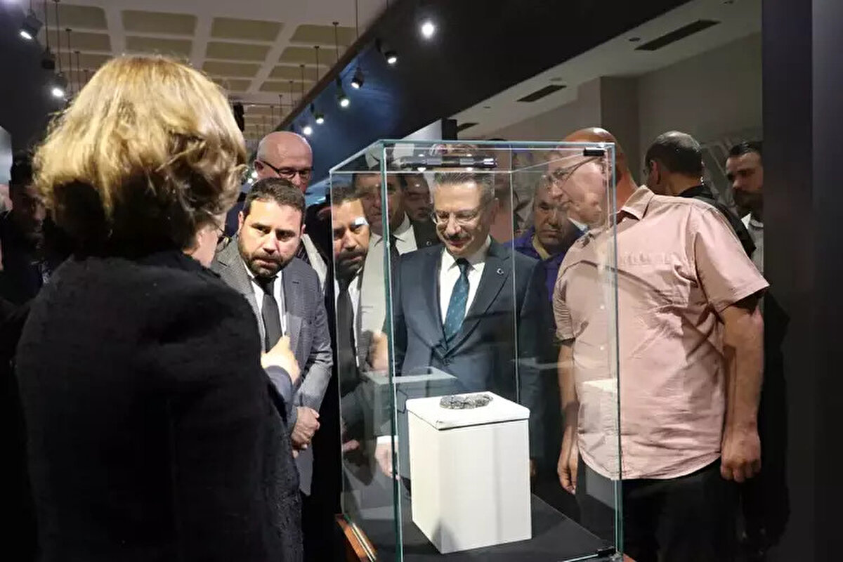 Prof. Dr. Murat Türkteki, bulunan mayalanmış ve pişirilmiş tam ekmeğin ilk örnek olduğunu ifade ederek, “Kazılarda nadiren bulunan bir ekmekle karşılaştık ve bu ekmek üzerinde çalışmalarımıza devam ettik, kapı eşik kısmına çok yakın bir yere konmuş. Ekmeğin görüntüsü 2,5 santimetre kalınlığında, 12 santimetre genişliğinde ve tüm halde bulunmuş yani formunu bildiğimiz mayalanmış, pişirilmiş ilk örnektir. Bunun başka bir örneği yok. Çatalhöyük’te de sevgili meslektaşım Halime Türkcan hocamız da milattan önce 6500 yılına tarihlenen bir örnek bulmuştu. Bu da oldukça önemli bir bulgu ama pişirilmemiş bir örnekti. Dolayısıyla bu pişirildikten sonra buraya özellikle koyulmuş” dedi.