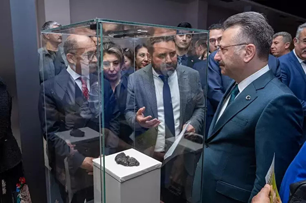 5 bin yıllık ekmek<br><br>Bilecik Şeyh Edebali Üniversitesi Arkeoloji Bölümü Öğretim Üyesi Prof. Dr. Murat Türkteki başkanlığında devam eden kazı çalışmalarında geçen yıl, mayalanarak pişirilmiş ekmek bulundu. Ekmeğin bulunduğu yapının içinden elde edilen radyokarbon analizi sonuçları, bu yapının ve içerisinde saptanan ekmeğin günümüzden 5 bin yıl öncesine diğer bir değişle ‘Erken Tunç Çağı I’ döneminin erken evresine tarihlendiğini kesin olarak belirlendi.