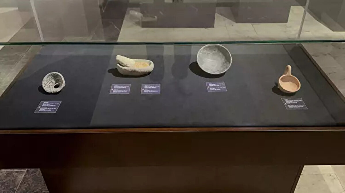 5 farklı yerde kazılar sürüyor<br><br>Eskişehir Valisi Hüseyin Aksoy, kentte 5 farklı arkeolojik kazının devam ettiğini ifade ederek, “Eskişehir, zengin tarihî mirasıyla birçok arkeolojik kazının yürütüldüğü önemli alanlara sahip bir şehir olarak öne çıkmaktadır. Şu anda 5 ayrı arkeolojik alanda kazı çalışmaları devam etmektedir. Kazı başkanlarımızla fırsat buldukça bir araya gelerek çalışmalar hakkında bilgi almak, kültürel mirası koruma noktasında destek sunmak ve ihtiyaç duyulan konuları değerlendirmek amacıyla toplantılar gerçekleştiriyoruz” dedi.