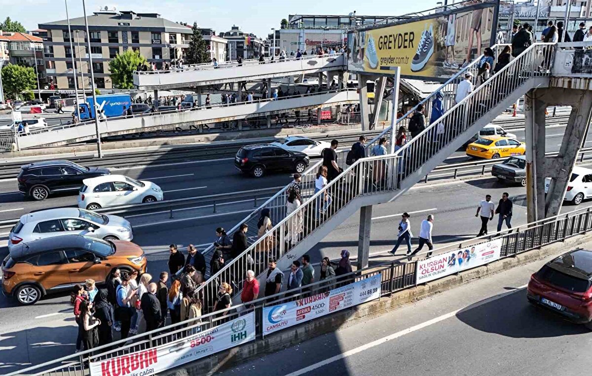 Özel Halk Otobüsleri Esnaf Odası, İstanbul Büyükşehir Belediyesi’nden (İBB) aylardır ödeme alamadıklarını belirterek, 22 Mayıs Perşembe günü için bir günlük kontak kapatma kararı aldı.
