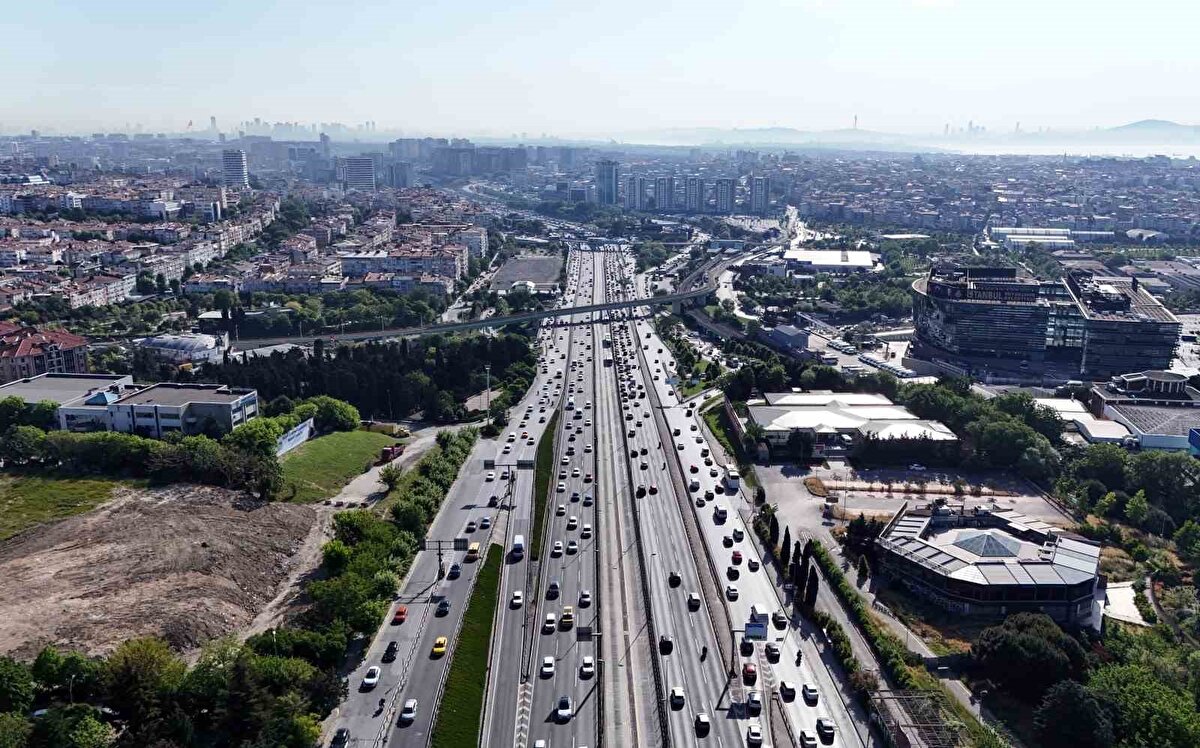 Trafikte dikkat çeken azalma<br><br>Otobüslerin yollarda olmaması, İstanbul trafiğinde gözle görülür bir azalmaya neden oldu. Özellikle sabah saatlerinde normalde yoğun olan bazı arterlerde akışın daha rahat olduğu görüldü.